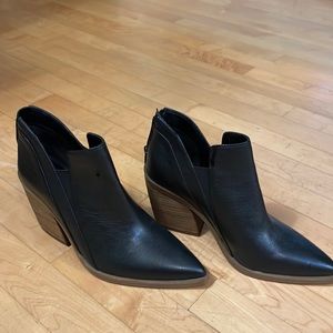 Black leather Vince Camuto bootie size 8